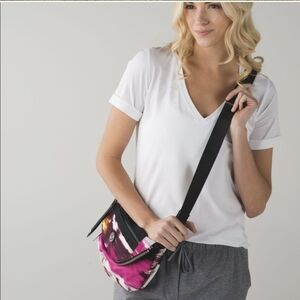 Lululemon festival bag in Pigment Wind Berry
